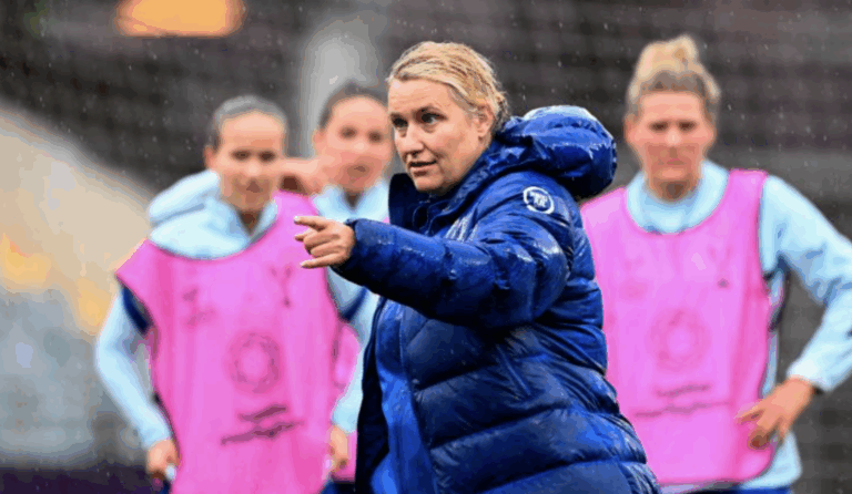 Entrenadora del Chelsea femenino teme que el abuso por redes sociales hacia sus jugadoras pueda llevarlas al suicidio