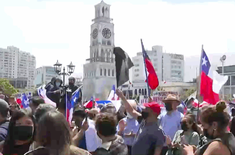 Tensa manifestación contra la inmigración irregular en Iquique: Culpan al Gobierno y piden 