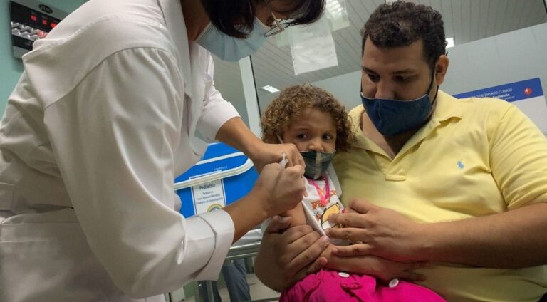 Cuba comienza a inocular contra el COVID-19 a niños de tan solo dos años con su vacuna local