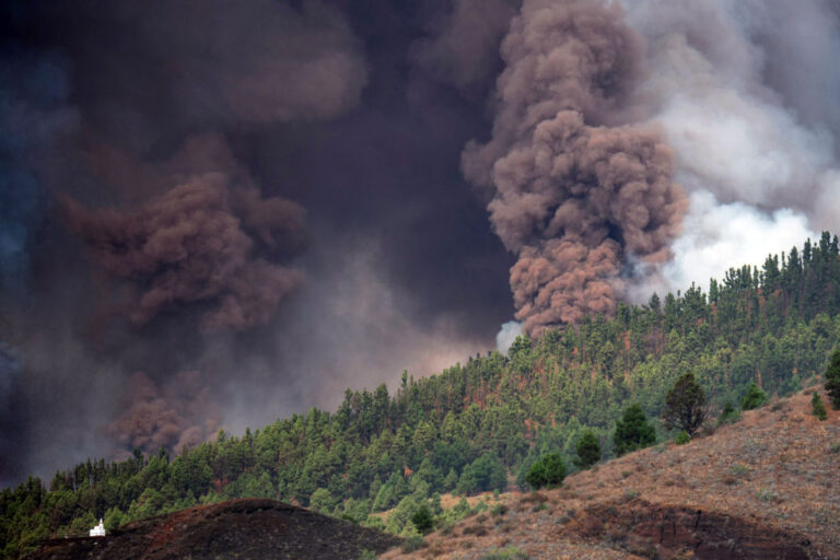 Volcán Cumbre Vieja en la isla española de La Palma entró en erupción