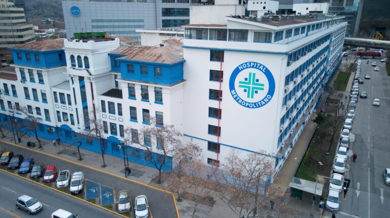 Colmed denuncia cierre del 50% en camas del Hospital Metropolitano por obras de Costanera Center
