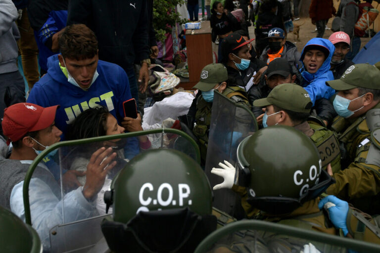 Carabineros desalojó entre enfrentamientos a migrantes asentados en plaza de Iquique