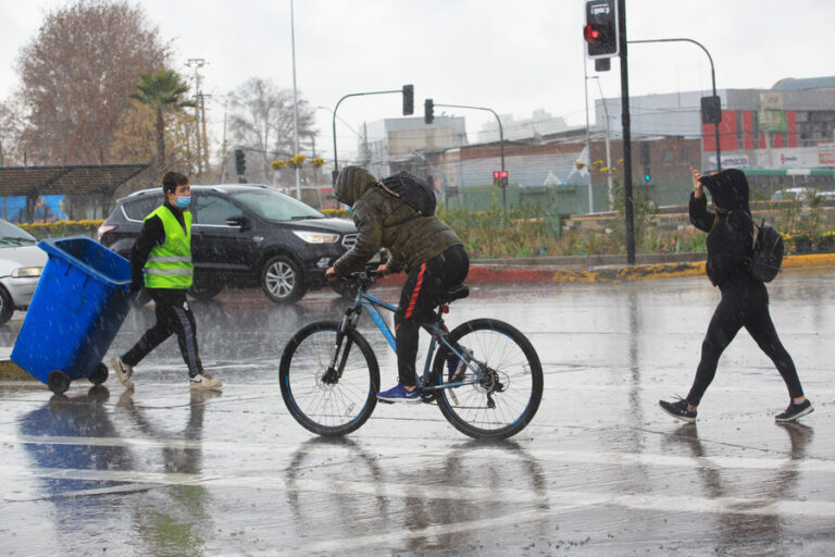 Lluvia en la Región Metropolitana: Pronostican sistema frontal con fuertes vientos para este fin de semana