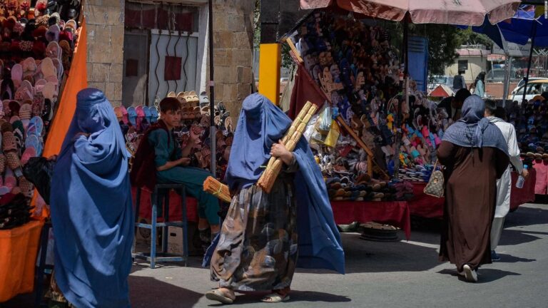 Reportan que mujeres y niñas afganas fueron obligadas a casarse para huir del país