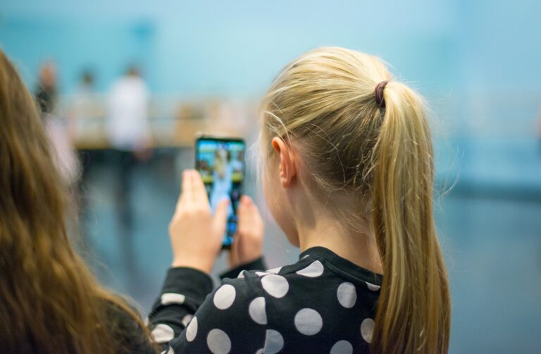 Versión china de TikTok limita el uso de la aplicación a 40 minutos al día para menores de 14 años