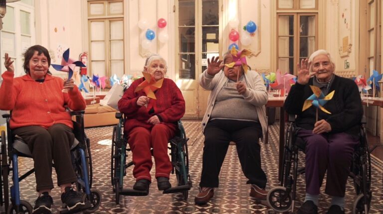 Remolino de la vida: Emotiva iniciativa de Fiestas Patrias unió a adultos mayores con niños en riesgo social
