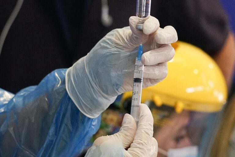 Vacuna Pfizer mantiene 90% de anticuerpos en el tiempo, mientras que Sinovac cae a 40%, según estudio