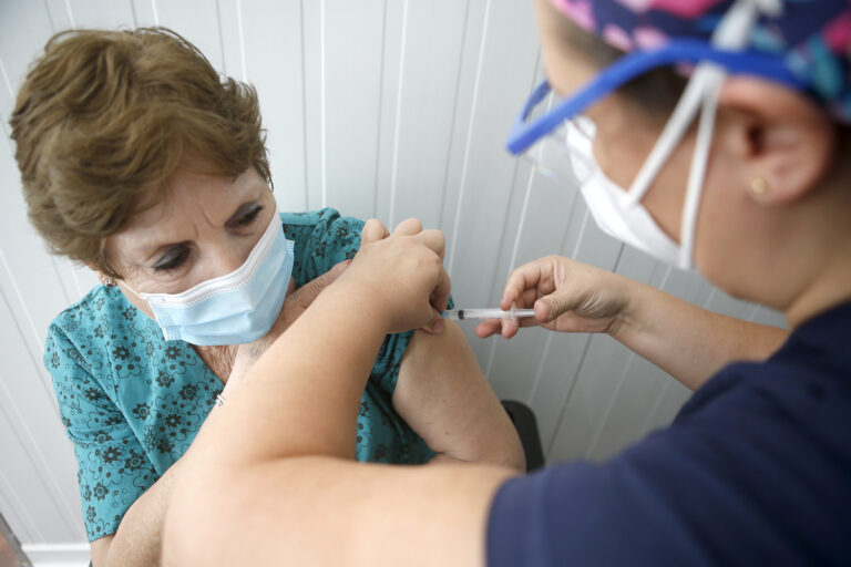 Estudio revela que vacuna de AstraZeneca tiene un 100% de eficacia para prevenir hospitalización por COVID-19 en Chile