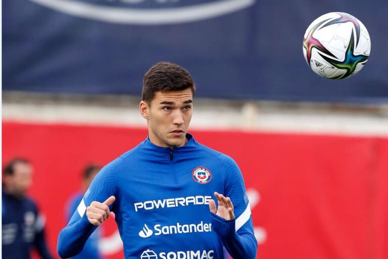 Quiere evaluar a qué selección representar: Robbie Robinson abandonó la concentración de La Roja