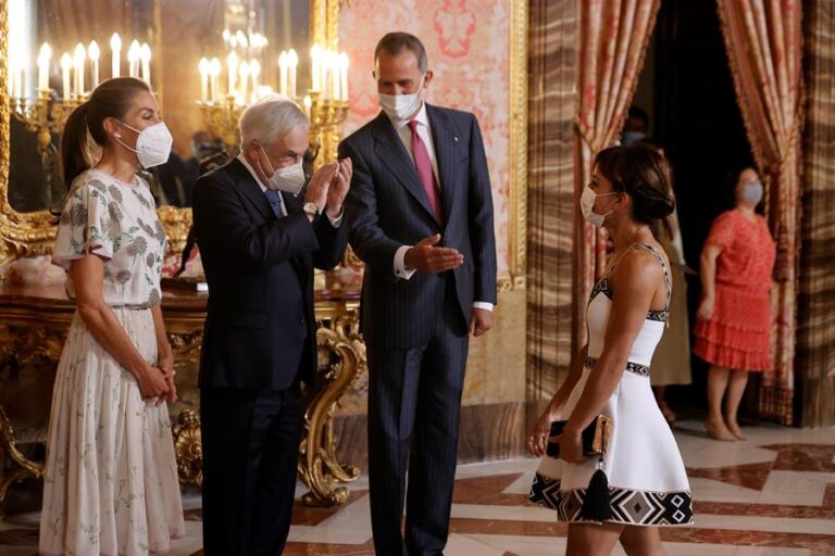 Protestan contra Piñera en España y Podemos condena 