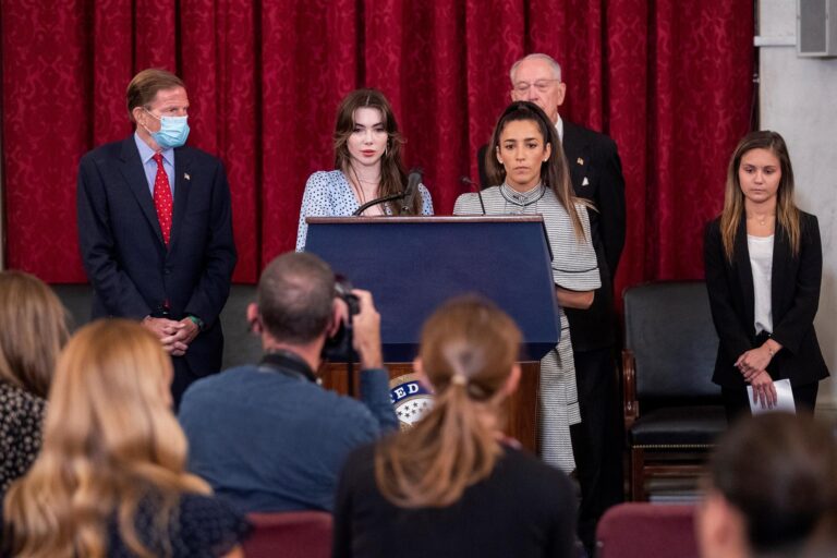 Gimnastas víctimas del abuso sexual de Larry Nassar denunciaron al FBI de mentir en sus informes