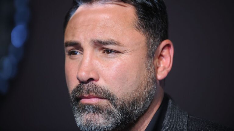 El boxeador Óscar de la Hoya está hospitalizado por COVID-19