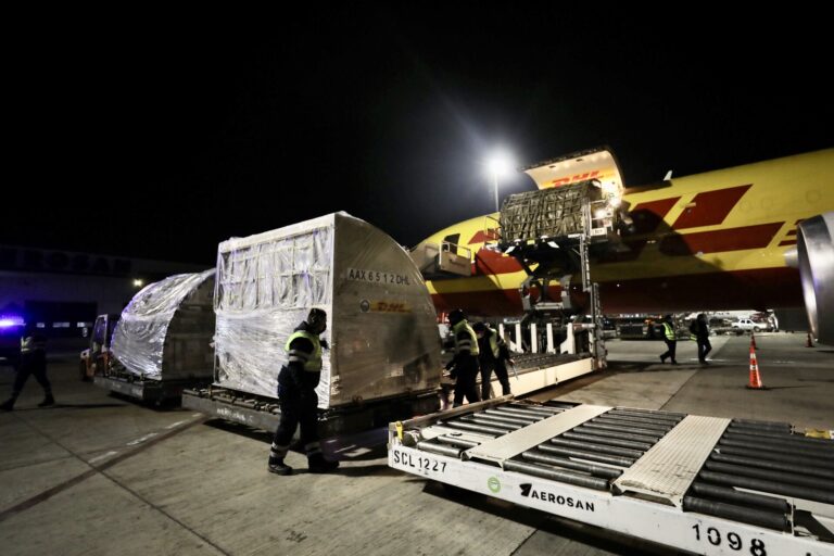 Llega a Chile nuevo cargamento con casi 300 mil dosis de la vacuna de Pfizer