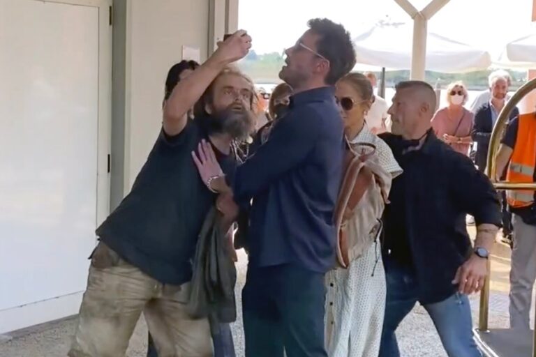 Ben Affleck tuvo que apartar a un fanático que quería una selfie con Jennifer Lopez
