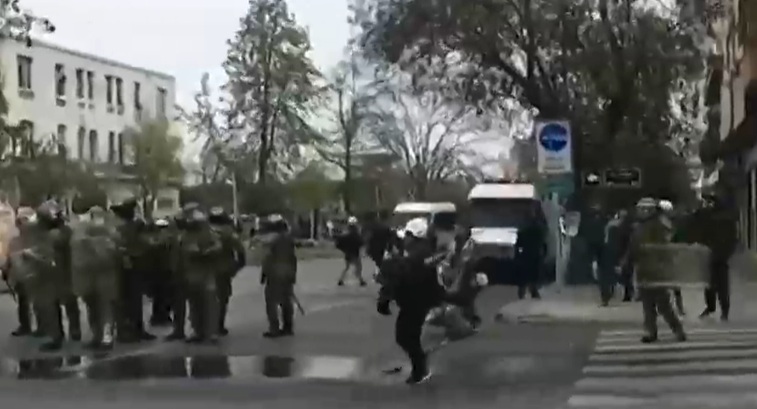 Protestas durante la Parada Militar dejan 26 detenidos y un carabinero herido