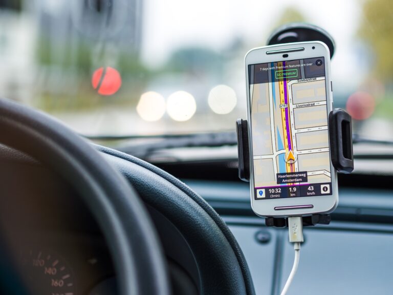 Conducir mirando el celular: Los detalles del proyecto que aumenta las sanciones
