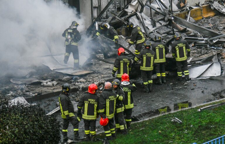 Avión se estrelló contra un edificio en las cercanías de Milán y dejó 8 personas fallecidas
