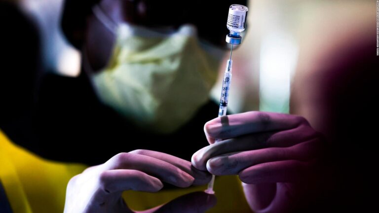 La FDA autorizó refuerzo de las vacunas de Pfizer y Moderna para todos los adultos