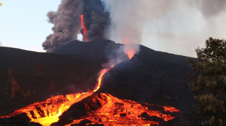 Evacuan dos ciudades en la Isla de La Palma por avance de flujo de lava del volcán Cumbre Vieja