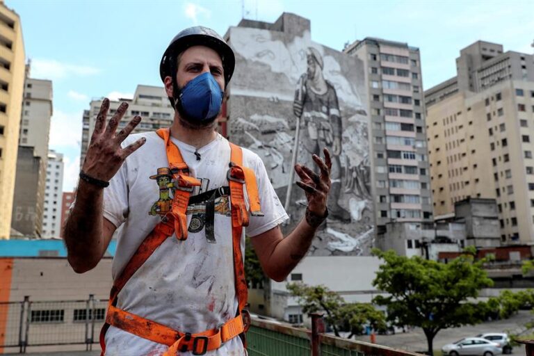 Inauguran impactante mural de 1000 m² compuesto por más de 200 kilos de cenizas recogidas en el Amazonas