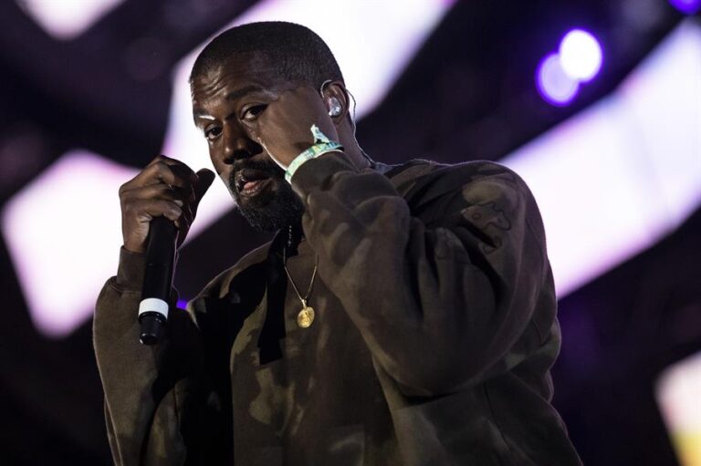 Kanye West esconde su cara con una aterradora máscara en Nueva York