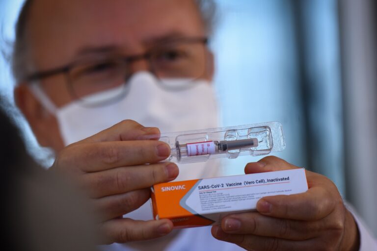 ICOVID: Se mantiene tendencia a la baja de casos de COVID-19, pero expertos llaman a tener cuidado en Año Nuevo