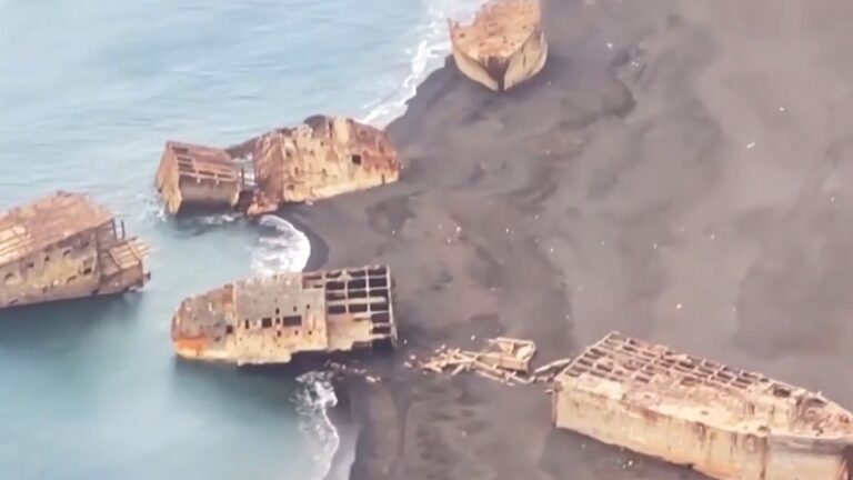 Actividad sísmica en Japón provoca que barcos hundidos de la II Guerra Mundial emerjan de las profundidades
