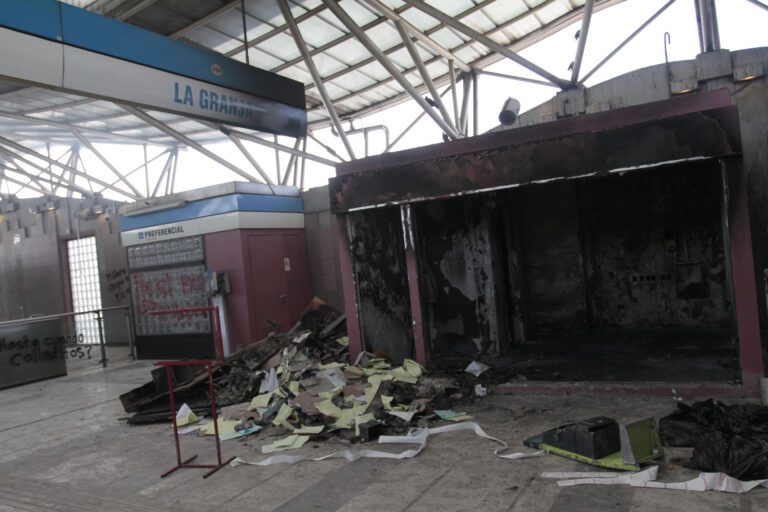 Tribunal absuelve a acusados de incendiar y dañar la estación La Granja durante el estallido social