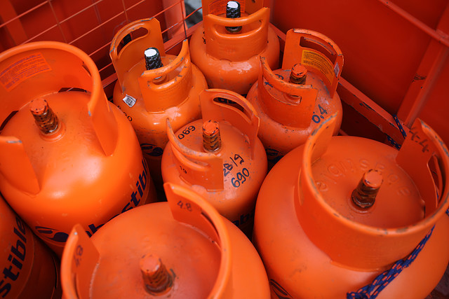 Por falta de competitividad: FNE recomienda prohibir que Gasco, Abastible y Lipigas participen en distribución a consumidores