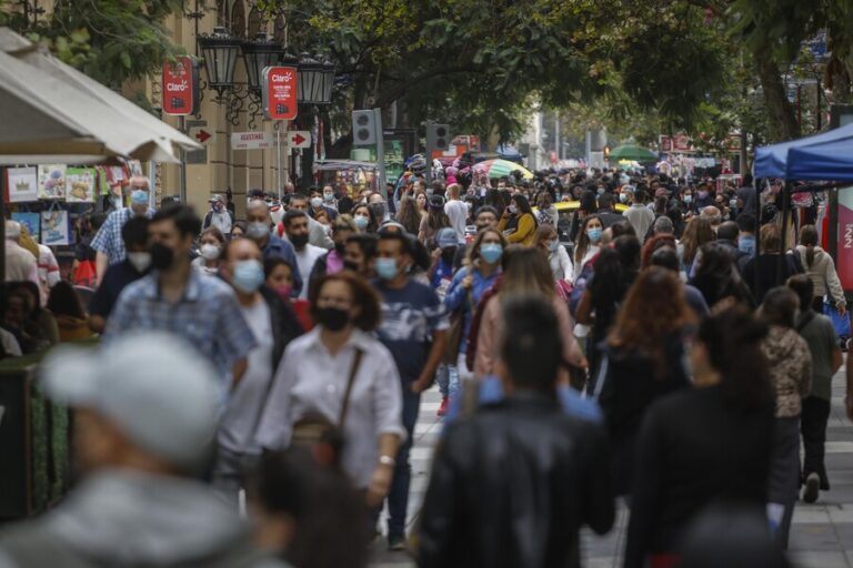 RM y 52 comunas avanzan a Bajo Impacto Sanitario el jueves: ¿Qué significa la medida?