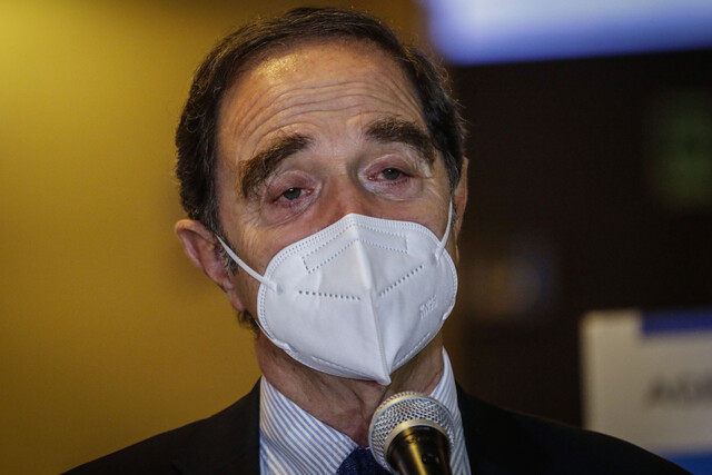 Víctimas de Colonia Dignidad piden dimisión al ministro Larraín: 