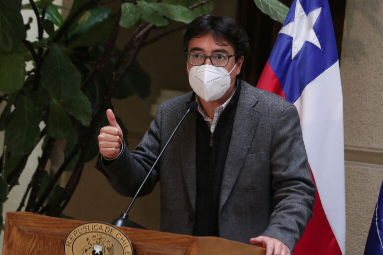 Latorre y cuarto retiro: “Nos tenemos que acostumbrar a que los altos ingresos paguemos más impuestos”