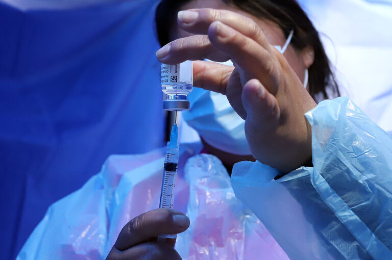 Expertos de la OMS señalan que las vacunas chinas requieren una tercera dosis