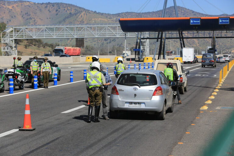 Balance de Carabineros: Más de 160 mil vehículos salieron de la Región Metropolitana por fin de semana largo