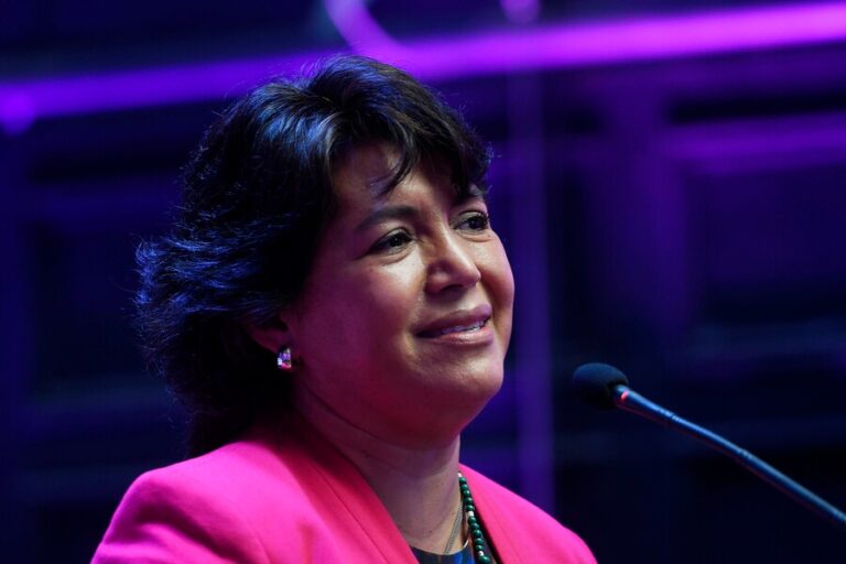 Provoste suspende sus actividades tras contacto con caso positivo de COVID-19