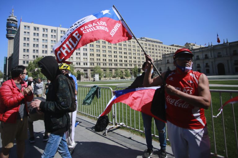 Marchas a favor y en contra de la migración terminaron con incidentes en Iquique y Santiago