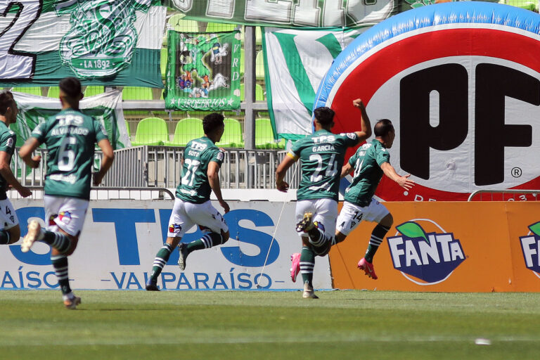 Con golazo en el final: Wanderers se quedó con el clásico porteño y sueña con quedarse en primera