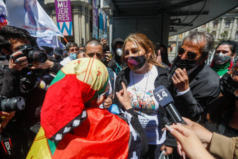 Increpan a “Tía Pikachu” en manifestación por 18-O y ella llama a que “no le hagan la pega a la derecha
