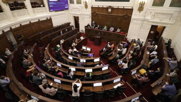 Confirman casos de COVID-19 positivo al interior de la Convención Constitucional
