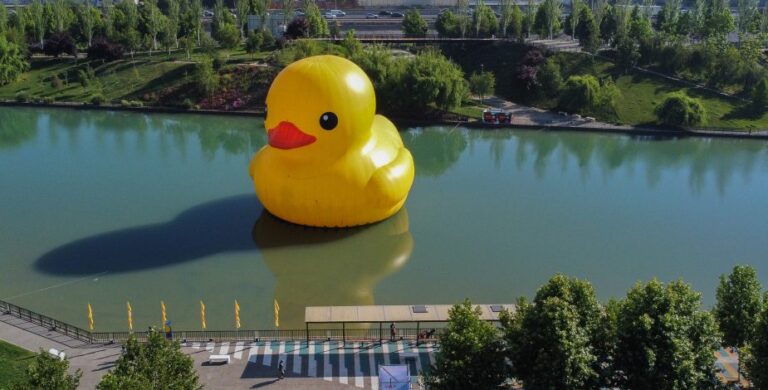 Miles de visitantes presencian el Festival Hecho en Casa con el icónico pato de hule gigante en Quinta Normal