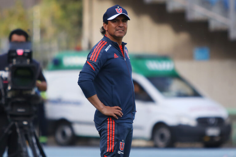 Tras caer frente a Curicó: Esteban Valencia habría presentado su renuncia a la banca de Universidad de Chile