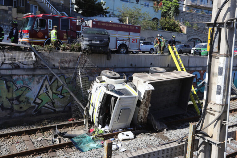 Conductor habría perdido el control: Camión cayó a las vías del metro tren en Viña del Mar