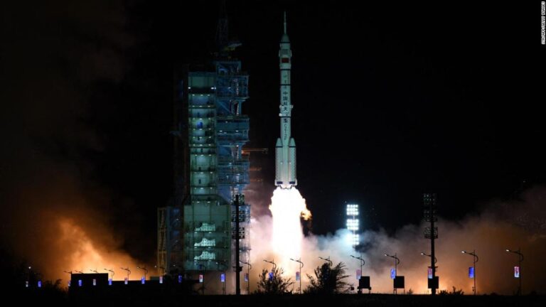 China lanzó la nave Shenzhou-13 con tres personas hacia su estación espacial