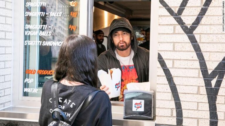 Eminem sorprendió a los clientes en la inauguración del restaurante Mom's Spaghetti