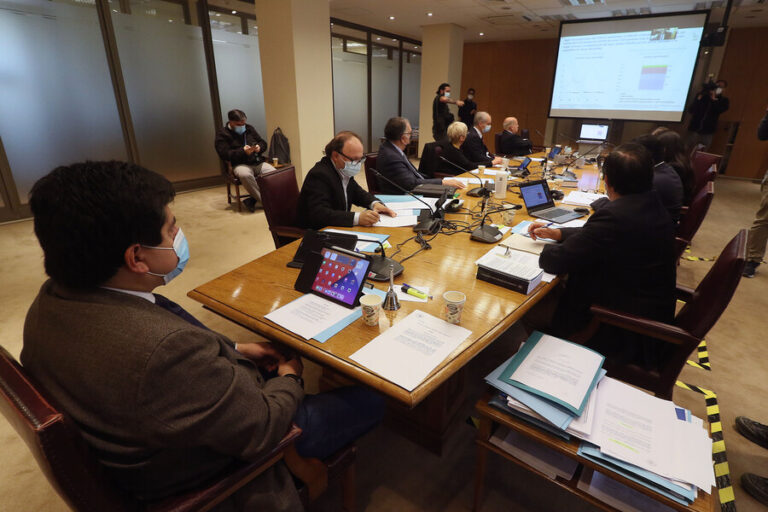 Cuarto retiro en semana clave: Proyecto podría ser votado este miércoles en la comisión de Constitución