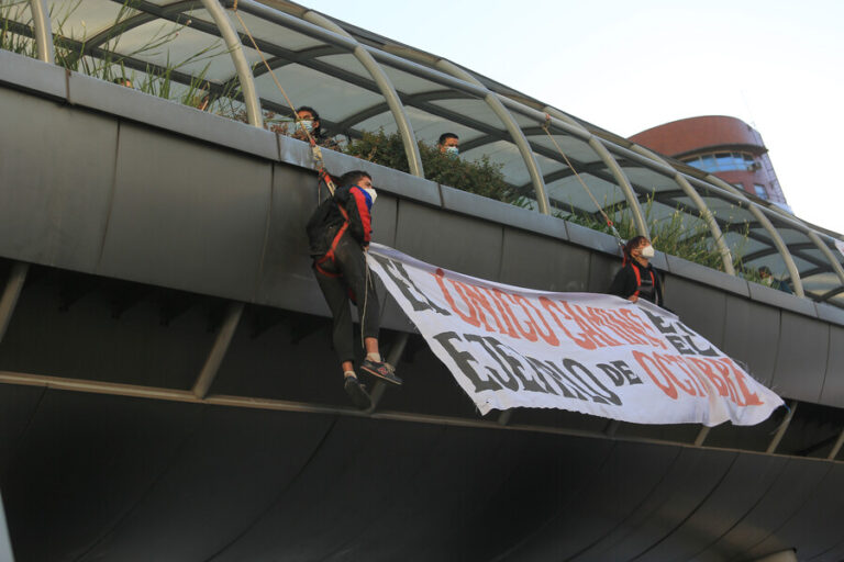 Manifestaciones por el 18-O: Estudiantes fueron detenidos tras protesta en Costanera Center