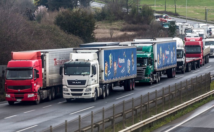 Anunciaron querellas: Gobierno da ultimátum a camioneros para terminar con el corte de la Ruta 5 Sur