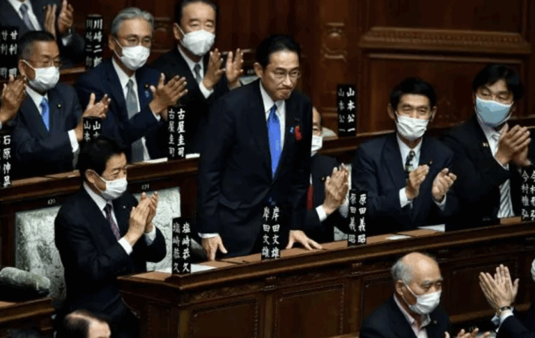 Fumio Kishida asumió como nuevo primer ministro de Japón
