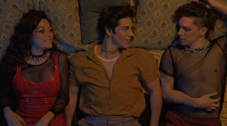Alonso Quintero y Catalina Castelblanco exploran la sexualidad junto a Lucas Piraino en el video de 