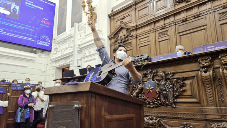 Hasta cantó su propia canción: El discurso tipo stand up de Nicolás Núñez que sacó carcajadas en la CC